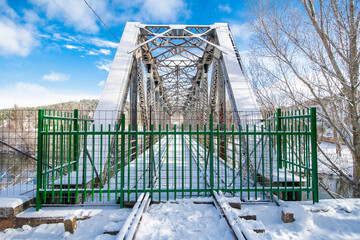 train track cut, do not pass