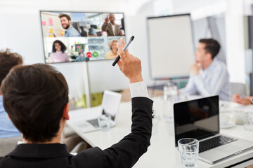Meeting mit Videokonferenz auf einem Monitor