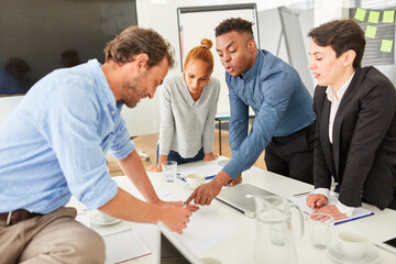 Start-Up Team am Konferenztisch bei der Planung