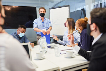 Consulting Mann mit Mundschutz wegen Covid-19
