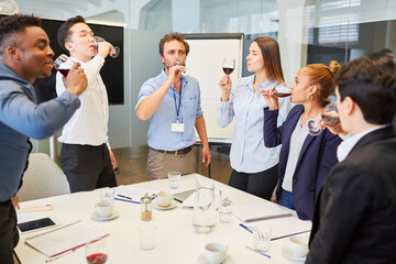 Gruppe Geschäftsleute trinkt ein Glas Rotwein