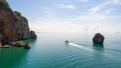 islands of the sea and boat tourists