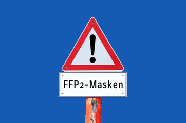 Warnschild FFP2- Masken auf blauen Hintergrund