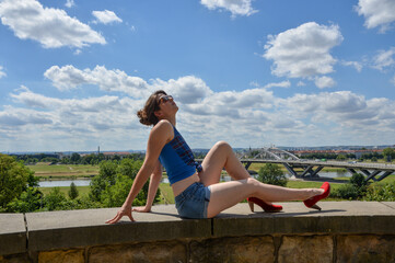 outdoor junge frau girl sitzend jeans knapp kurz sommerlich sommer  sportlich trainiert sexy pose