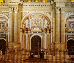 Zur Weihnachtszeit: Die Heilige Familie auf den Stufen des Portals der Kathedrale von Malaga 