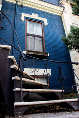Fototapeta na wymiar Maison colorée, bleue, rue Drolet, Montréal