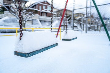 雪の日のブランコ
