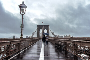 Couple sur le pont de Brooklyn, New-York City.