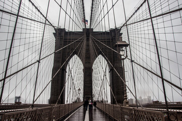 Fototapeta premium Couple sur le pont de Brooklyn, New-York City.