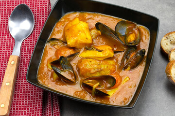 assiette de bouillabaisse sur une table en bois