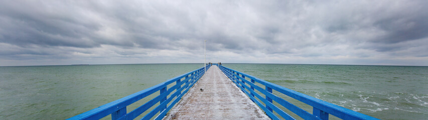 Obraz premium Winter seascape with Baltic Sea waters, horizon and cloudy sky in Kaliningrad region, Russia
