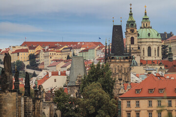 Fototapeta na wymiar Romantisches Prag; Karlsbrücke, Kleinseitner Brückentürme und St.-Niklas-Kirche