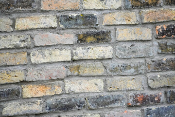 Alte verwitterte Mauer. Ziegelwand einer Scheune. 