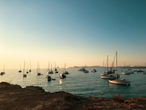 Boote in der Bucht Cala Saona Formentera