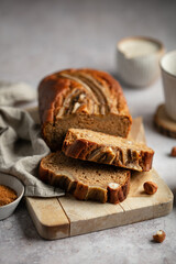 vegan banana bread coupé en tranche sur table