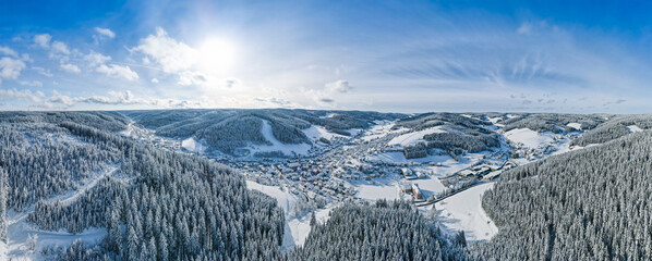 Panorama im Winter mit Blick über Vöhrenbach im Schwarzwald - obrazy, fototapety, plakaty