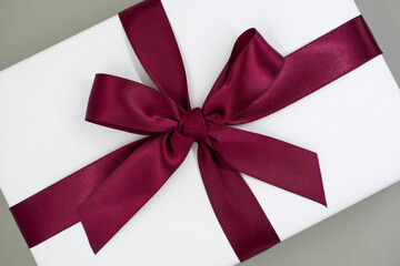 흰색 상자에 묶인 빨강 리본 매듭