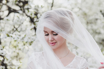 Fototapeta na wymiar Beauty bride in bridal gown with bouquet