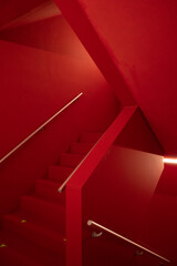 Escaleras rojas: foto de arquitectura moderna