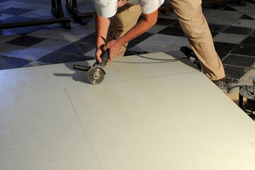 Corte de un panel sándwich de fibra de vidrio con sierra radial eléctrica portátil 