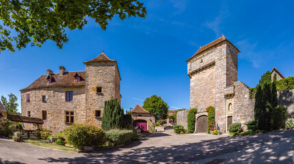 Fototapeta na wymiar Loubressac (Lot, France) - Vue panoramique du village en été