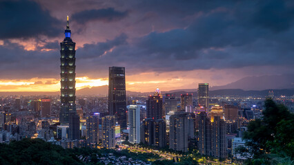 Fototapeta premium Taipei City Skyline at sunset, Taiwan
