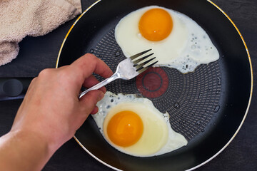 The process of making fried eggs from two eggs.