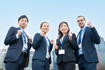 応援のポーズをするビジネスチーム