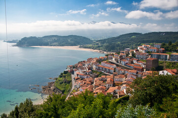 Vistas de Lastres, Colunga, con el monte Sueve de fondo