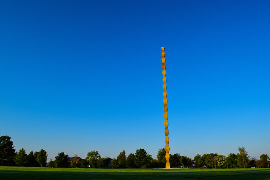 Endless Column , Brancusi sculpture , Infinity Column , Targu Jiu , Romania 