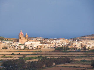 Fototapeta premium Blick auf das Dorf Xaghra auf der Insel Gozo (Malta) und die Basilika der Geburt der Jungfrau Maria