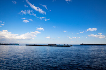 冬の晴れた日の熱海の海