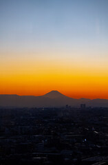 冬の東京から見たマジックアワーの富士山