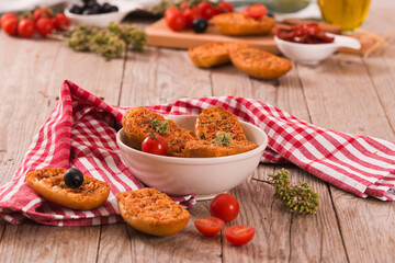 Toasted bread with tomato and oregano.