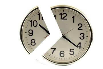 Concept de temps partiel avec une horloge fractionnée sur fond blanc