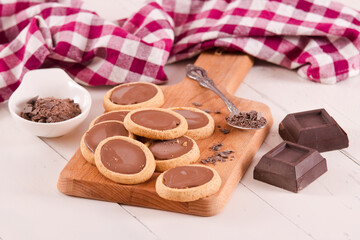 Shortcrust pastry biscuits with chocolate.

