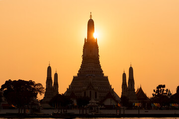 Fototapeta premium Wat Arun in Bangkok during sunset in summer time.