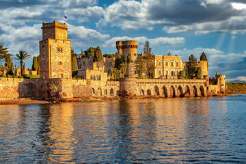 Château de Mandelieu la Napoule sur la Côte d'Azur près de Cannes sous un ciel nuageux et les...