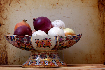 Des oignons sur une table