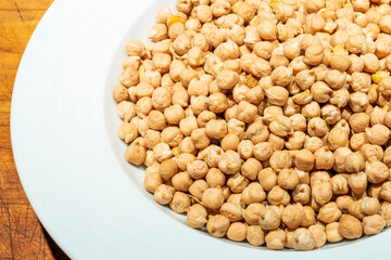 Ceci secchi nel piatto 