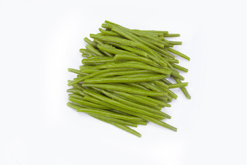 haricots verts cuit isolé sur un fond blanc