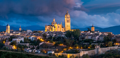 Fototapeta na wymiar Segovia illuminated cathedral at twilight.