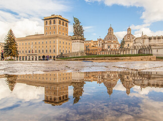 Obraz premium Rome, Italy - in Winter time, frequent rain showers create pools in which the wonderful Old Town of Rome reflect like in a mirror. Here in particular Piazza Venezia