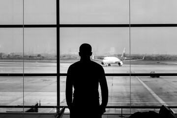 SIlueta de hombre esperando su vuelo