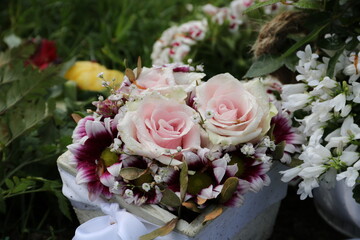 Liebevoller Grabschmuck mit frischen Blumen