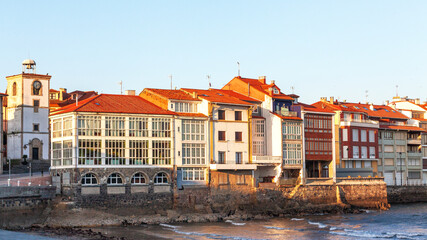 Vista de Luanco desde el paseo marítimo. Asturias, España