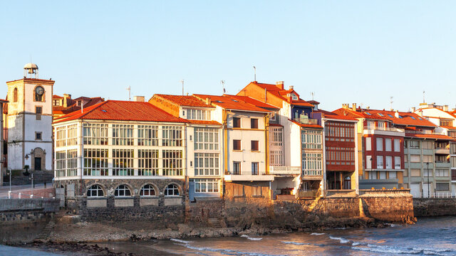 Vista de Luanco desde el paseo mar&iacute;timo. Asturias, Espa&ntilde;a