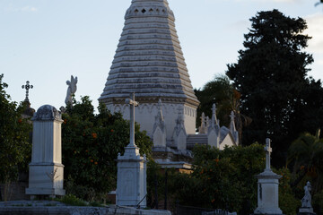 Visita al cementerio al atardecer