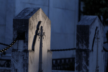 Visita al cementerio al atardecer