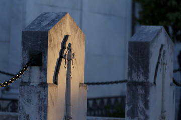 Visita al cementerio al atardecer